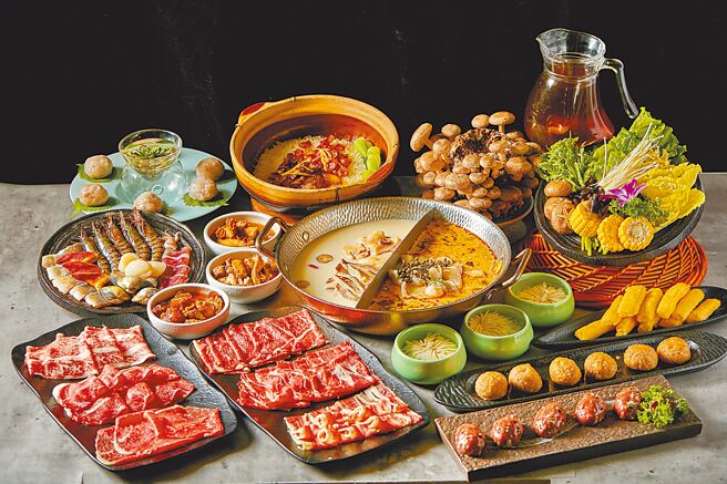 「捞王」推多人组套餐，全新「藤椒酸菜鱼」汤底也能搭促销吃到。（捞王提供）