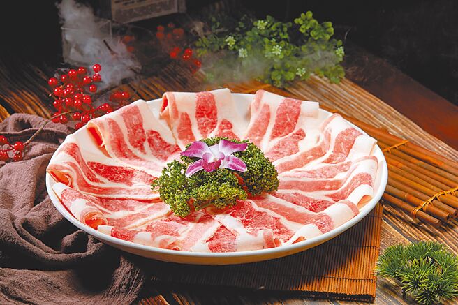 「鼎王麻辣锅」祭消费满额赠多种肉品，包含五花去骨鲜牛。（鼎王提供）