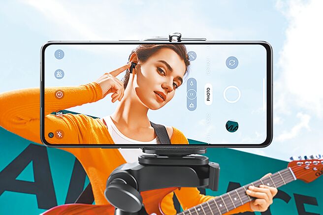 OPPO的Enco Buds2真无线耳机，可配合OPPO系列手机使用时支援双击拍照，只要轻点两下耳机，即可启动拍摄倒数。（OPPO提供）