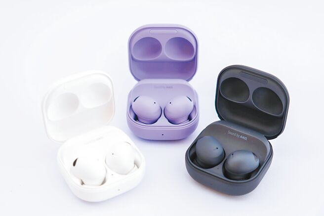 三星的Galaxy Buds2 Pro，推出精灵紫、幻影黑与曙光白3色，定价7490元。（石智中摄）