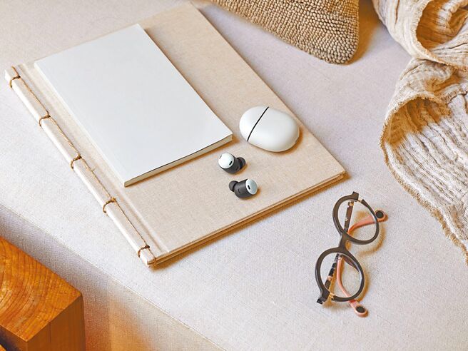 Google的Pixel Buds Pro拥有Silent Seal技术，可配合各种耳形调整，透过感应器监测耳道内压力来主动缓解压迫感，确保长时间戴也舒适。（摘自官网）