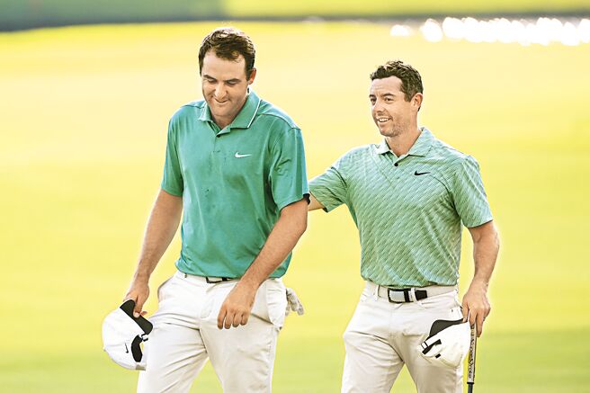 麦克罗伊与现任球王薛佛洛。（路透）