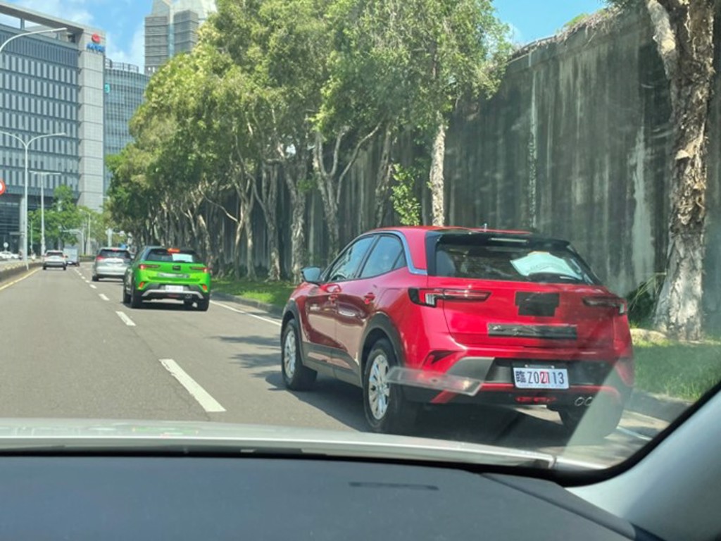 Opel Mokka車尾排氣管透露台灣未來會以燃油動力為主。（網友提供）