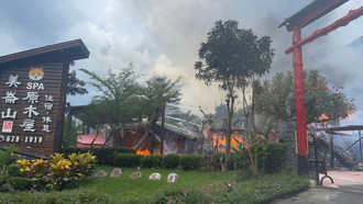 高雄不老溫泉區大火  知名渡假山莊多棟小木屋慘遭焚毀