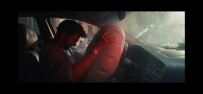 全新的Apple Watch Series 8拥有与iPhone 14系列一样的「车祸侦测」功能，当意外发生时Apple Watch若在10秒内未收到回应，即会自动拨打紧急服务电话。（翻摄直播画面）