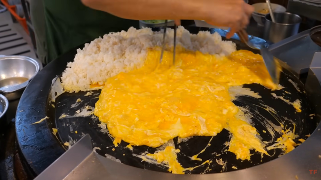 夜市铁板蛋炒饭，老板熟练的技巧让网友看得口水直流。(图／YouTube@Terry Films)