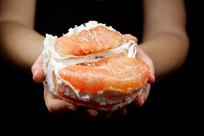 女子「脖子现诡异手印」，竟然与柚子有关。（图／shutterstock）