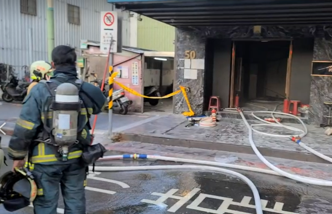 台北市中山区林森北路一家酒店，今(8日)清晨5时许发生火警，当时还有眾多酒客及小姐正在上班，一名工作人员在协助灭火及疏散时、因吸入过多浓烟昏迷。(戴志扬翻摄)