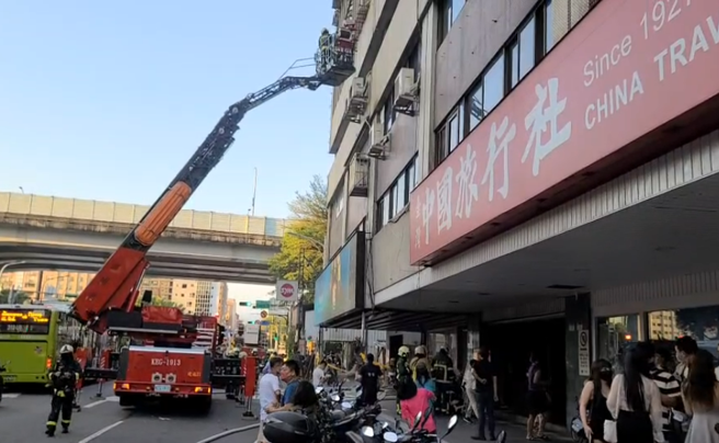 台北市中山区林森北路一家酒店，今(8日)清晨5时许发生火警，当时还有眾多酒客及小姐正在上班，一名工作人员在协助灭火及疏散时、因吸入过多浓烟昏迷。(戴志扬翻摄)