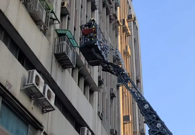 台北市中山区林森北路一家酒店，今(8日)清晨5时许发生火警，当时还有眾多酒客及小姐正在上班，一名工作人员在协助灭火及疏散时、因吸入过多浓烟昏迷。(戴志扬翻摄)