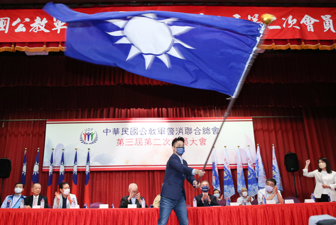 公教警消联合总会「力挺蒋万安竞选台北市长后援会」日前举行授旗典礼，国民党台北市长参选人蒋万安（见图），接下党旗挥舞。（本报资料照片）