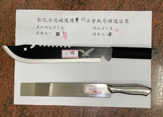 陈姓男子因机车遭员警搜出开山刀、电击棒 ，持安全帽想K警遭压制。(戴志扬翻摄)