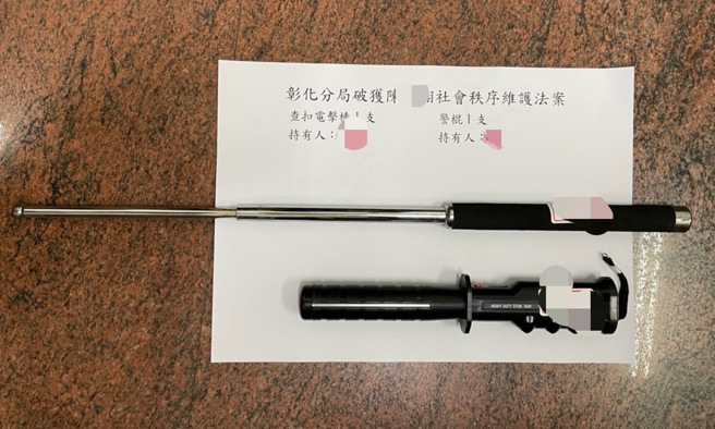 陈姓男子因机车遭员警搜出开山刀、电击棒 ，持安全帽想K警遭压制。(戴志扬翻摄)