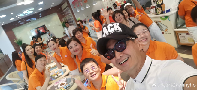 何家劲开心跟熟女们玩自拍。（图／何家劲kennyho微博）