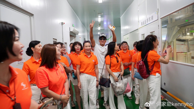 何家劲开心跟熟女们玩自拍。（图／何家劲kennyho微博）