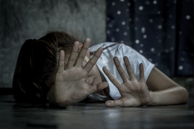 少女遭2兄和小舅侵犯多年泪诉「受不了了」。（示意图／Shutterstock）