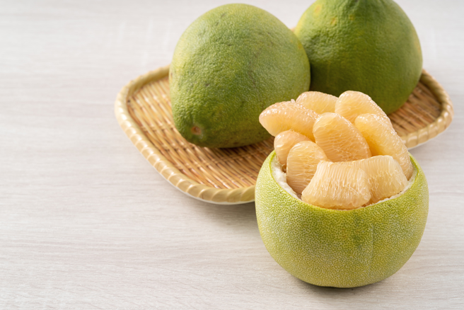 药师萧翔玮表示，柚子会降低药物代谢、增加血浓度，因此有定期服用6大药物的慢性病患者，最好不要吃柚子。（图／示意图，达志影像）