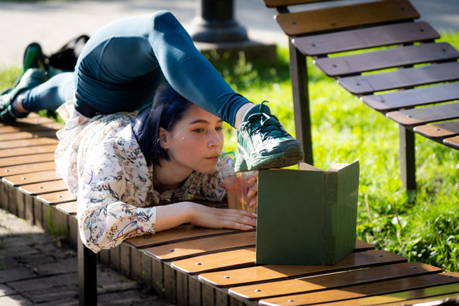 英国辣妈分享自己的派对绝技，她竟能把自己折成两半，不少网友看了非常惊讶。(示意图/达志影像)