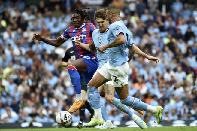 水晶宫Eberechi Eze(左)与两位曼城球员抢球。（美联社资料照）