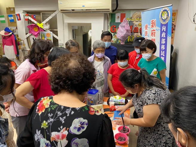 讲师齐藤孝贵(右二)现场教大家制作月见馒头。(移民署嘉义市服务站提供)
