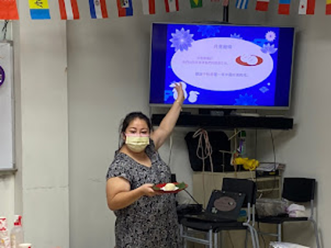 讲师齐藤孝贵分享日本中秋文化。(移民署嘉义市服务站提供)