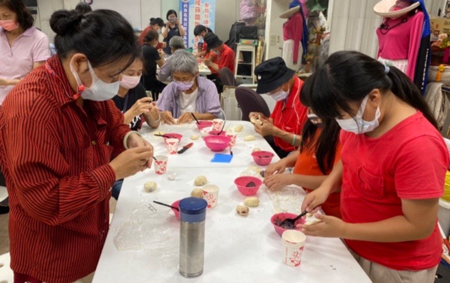 现场民眾动手制作月见馒头。(移民署嘉义市服务站提供)