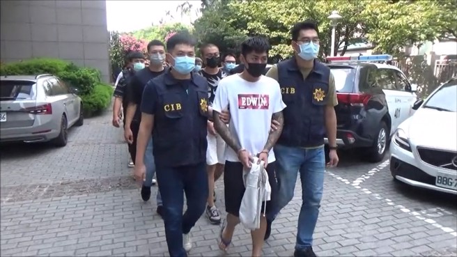 帮派披狼皮当袈裟，「唐僧取金」迫害学生遭警方扫荡。(刑事局提供)
