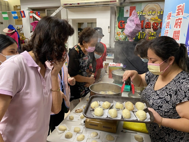 热腾腾的月见馒头出炉了。(移民署嘉义市服务站提供)