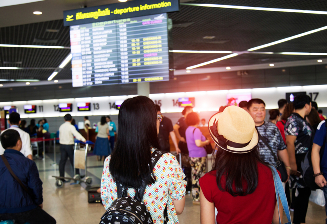 民眾遭诈骗受困柬埔寨，中国驻柬大使馆：增设中文求助管道。(示意图/shutterstock)