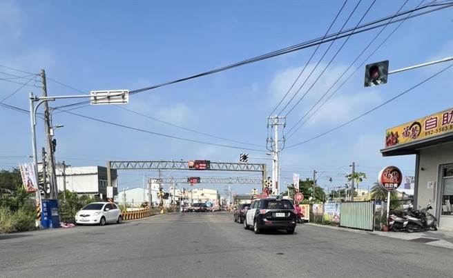 台铁位在彰化县大村乡中正西路的平交道，今天上午发生栅栏故障，由于当时正值上班颠峰时间，造成许多车辆回堵，当地民眾骂翻。（翻摄彰化踢爆网／吴建辉彰化传真）