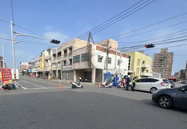 警方也出动协助指挥交通。（翻摄彰化踢爆网／吴建辉彰化传真）