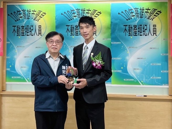 信义房屋后驿店专案经理段展綦（右）去年获得高雄市优良不动产经纪人员表扬。（图/信义房屋提供）