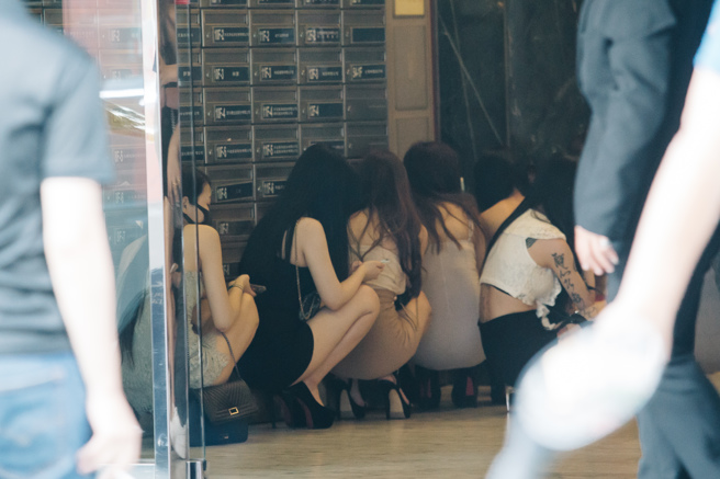 台北市中山区林森北路一家酒店，8日清晨5时许发生火警，疑似因电线走火造成燃烧，当时酒店内还有眾多酒客及正在上班的小姐，警消到场后迅速将火势扑灭，燃烧面积虽仅0.5平方公尺，但燃烧所产生的大量浓烟呛伤一名工作人员，该员协助灭火及疏散时、因吸入过多浓烟昏迷，所幸紧急送医给氧后已恢復意识，详细起火原因仍待调查；火警产生的大量浓烟与警报，吓得小姐们花容失色，酒店干部们协助小姐疏散。（郭吉铨摄）