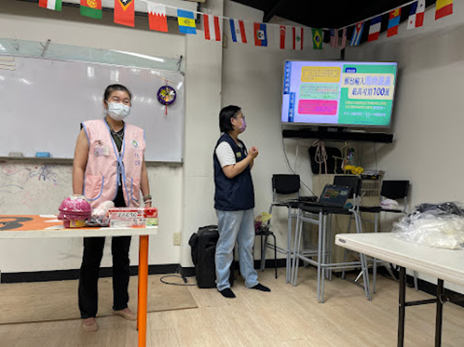  嘉义市服务站宣导自非洲猪瘟发生地区邮寄输入猪肉制品最高可罚100万元罚锾。(移民署嘉义市服务站提供)