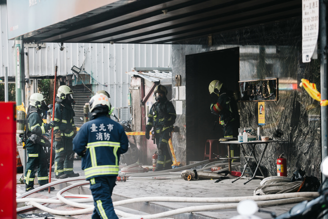 台北市中山区林森北路一家酒店，8日清晨5时许发生火警，疑似因电线走火造成燃烧，当时酒店内还有眾多酒客及正在上班的小姐，警消到场后迅速将火势扑灭，燃烧面积虽仅0.5平方公尺，但燃烧所产生的大量浓烟呛伤一名工作人员，该员协助灭火及疏散时、因吸入过多浓烟昏迷，所幸紧急送医给氧后已恢復意识，详细起火原因仍待调查。（郭吉铨摄）