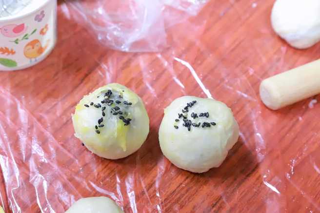 国民党新竹市长候选人林耕仁亲自制作的蛋黄酥（图）。（图 / 翻摄自林耕仁脸书）