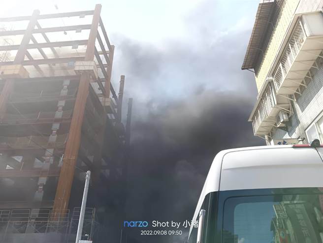 北投建筑工地冒出浓烟。（翻摄画面）