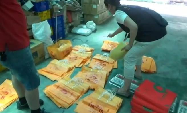 保二刑大侦一队在现场发现大量仿冒包装。（警方提供／李奇叡新北传真）