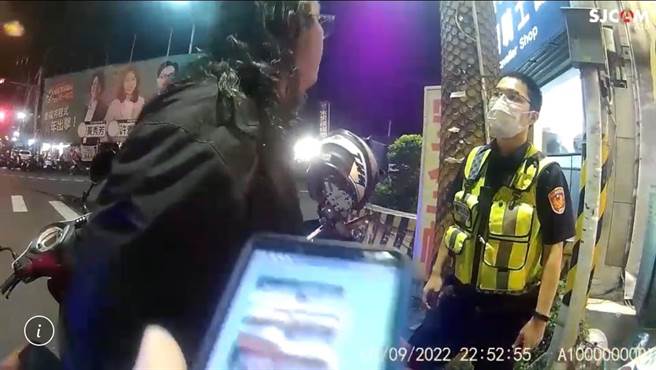 彰化警分局中正派出所2名警员8日巡逻在精诚夜市旁，在陈姓机车置物箱内起出开山刀、西瓜刀、甩棍、电击棒和违禁物手指虎等，陈嫌暴怒攻击警察。（彰化警分局提供／吴敏菁彰化传真）