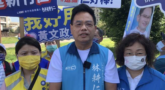 国民党新竹市长参选人林耕仁（中）8日表示，双十节是国庆日，但今年国庆主视觉却让中华民国意象消失了，批评根本是本末倒置。（林耕仁团队提供／王惠慧新竹传真）