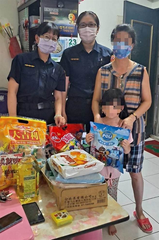 高雄市妇幼队上月底透过「护幼展翅专案」访视凤山区一名靠着打零工、资源回收独自抚养四名幼儿的陈女，其子女最大仅6岁，皆为学龄前阶段，了解其处境后，自掏腰包购买生活物资、文具用品等，减轻其部分生活开销外，希望孩子们藉由彩色笔、拼图等文具用品丰富自己小小的心灵世界。（高雄市妇幼队提供／崔正纲高雄传真）