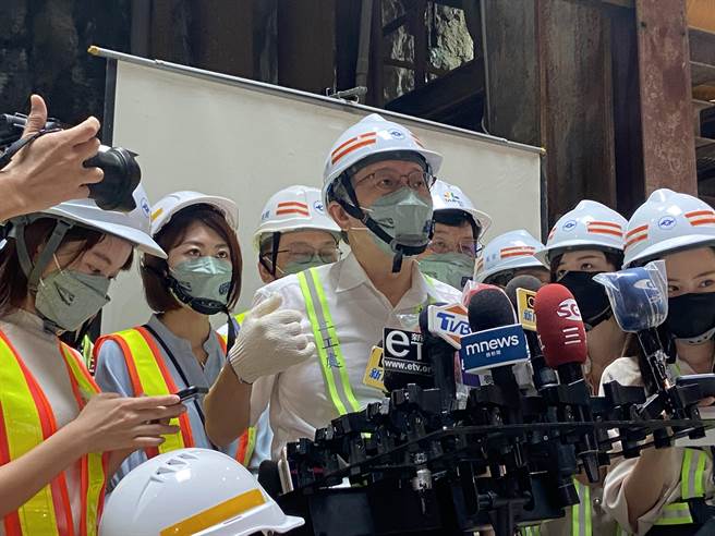 台北市长柯文哲今上午视察捷运万大线加蚋站暨穿越新店溪至新北永和永平国小站长隧道工程，会后受访。（陈薏云摄）