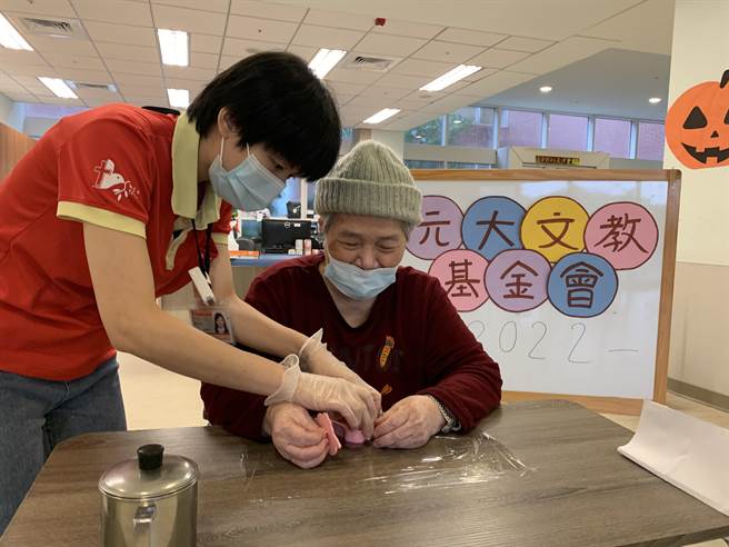 花莲门诺寿丰护理之家在中秋节前夕规画「手做健康月饼」活动，让长辈们动手制作健康无负担的月饼，感受温馨的过节气氛。（花莲门诺医院提供／罗亦晽花莲传真）