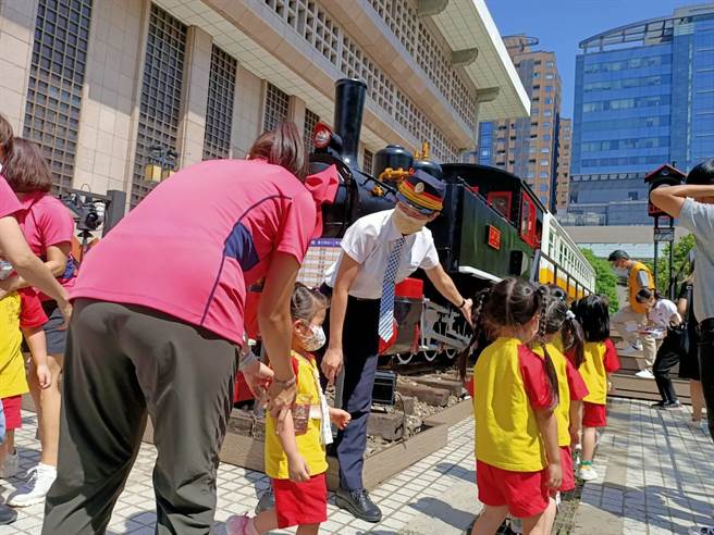 台北车站东侧广场LDK58蒸汽机车头及LDR2201柴油客车于中秋节前夕整修完成(简立欣摄)