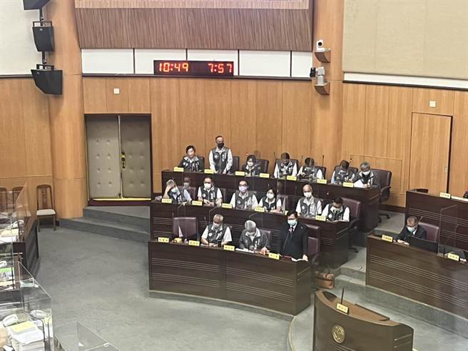 桃园市议会8日举行市政总质询。（陈梦茹摄）