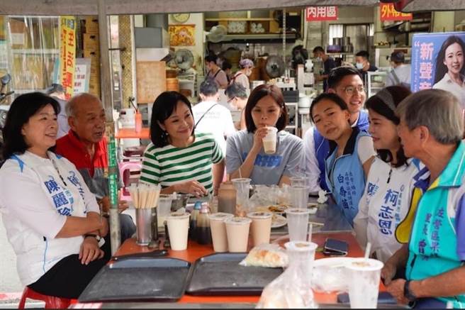 国民党高雄市长参选人柯志恩近日到各地开吃播衝人气，但她8日上午前往左营果贸社区吃早餐直播时，受邀一同用餐的果惠里里长郑夙雅却突然感谢起高雄市长陈其迈。（摘自柯志恩脸书）