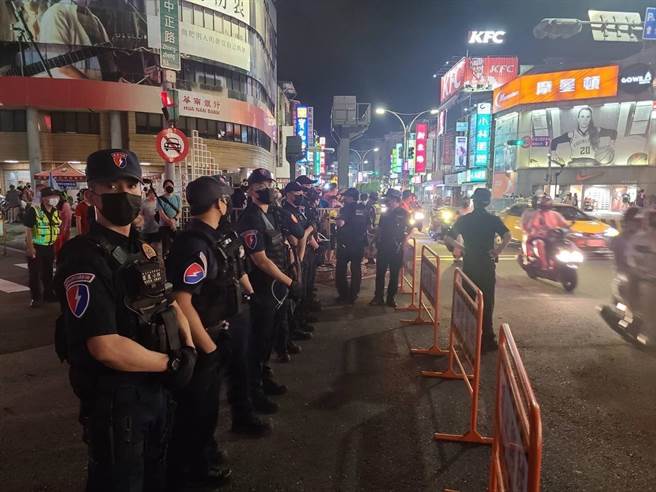 新北保大在中秋连续假期晚间部署5组专责快打巡逻警力。（警方提供）