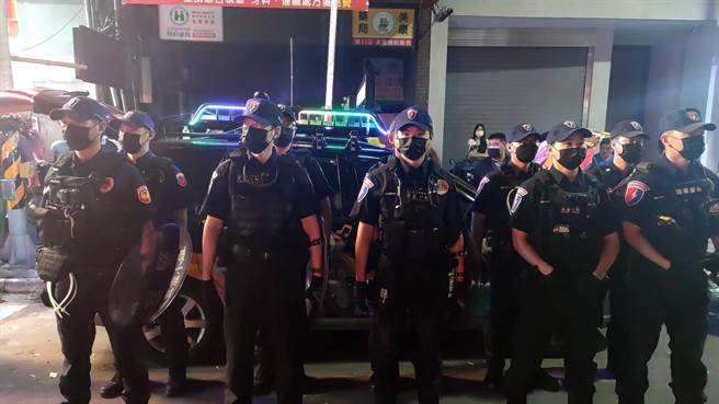 新北保大在中秋连续假期晚间部署5组专责快打巡逻警力。（警方提供）