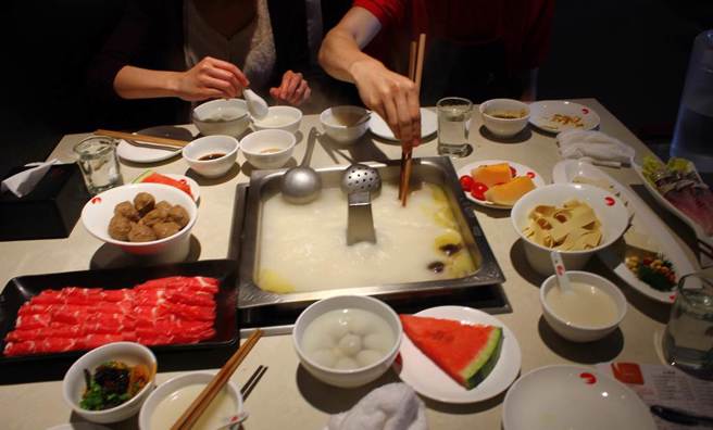 请女友全家吃「海底捞」喷近万元，男遭嫌脸臭。 (示意图/达志影像)
