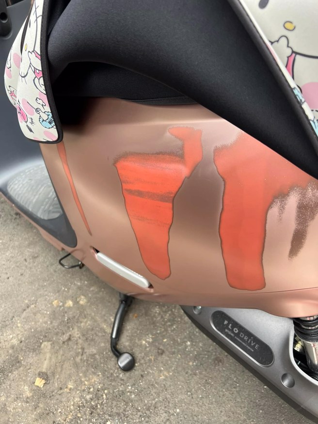 原PO买Gogoro才一个月，因不当使用保护套而发生惨况。（图／翻摄自爆废公社）